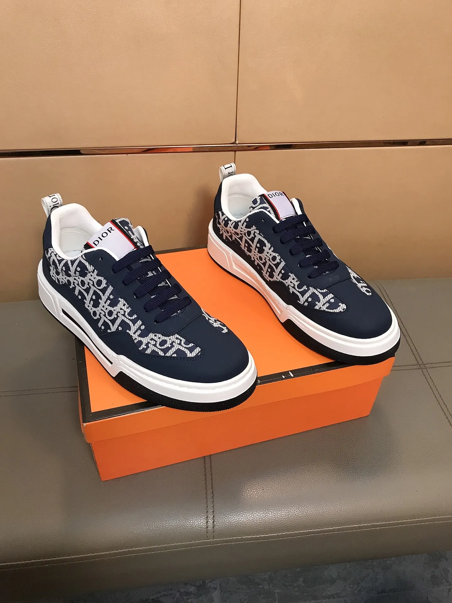 Factory price 400 ↔️↔️ (Dior) new men's casual sports shoes 👣 Full of charm, luxury style gentleman shoes. Upper: Made of imported Italian cowhide + printed fabric, sheepskin lining. Branded wear-resistant soles; with classic logos💋The whole pair of shoes is fashionable and casual yet high-end style🎈🎈Size: 38-44